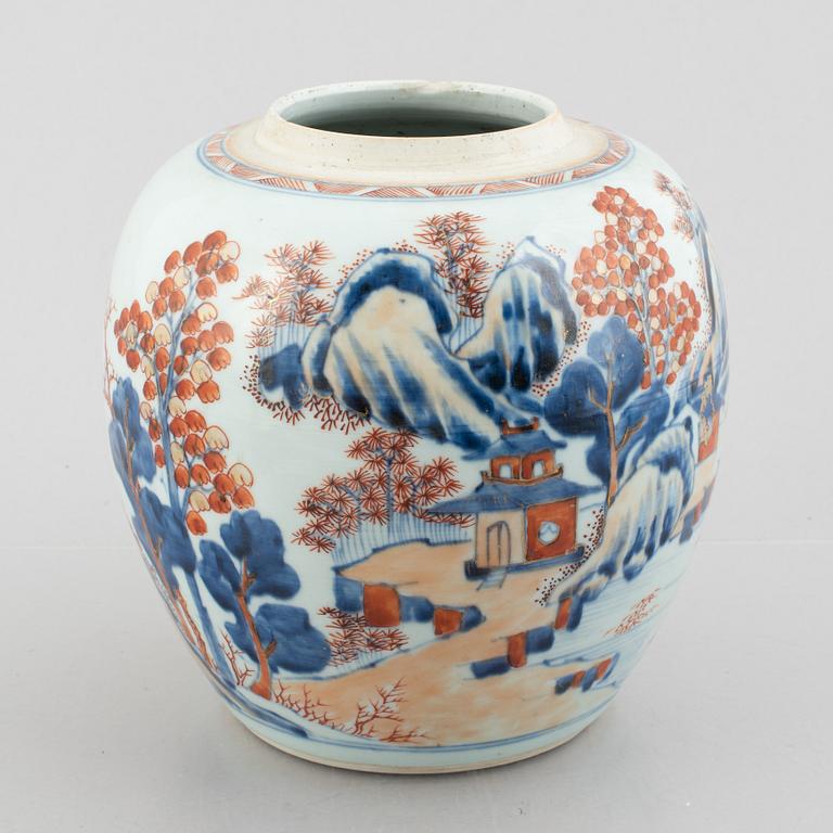 An Imari porcelain pot, China, Qing dynasty, 18th century.