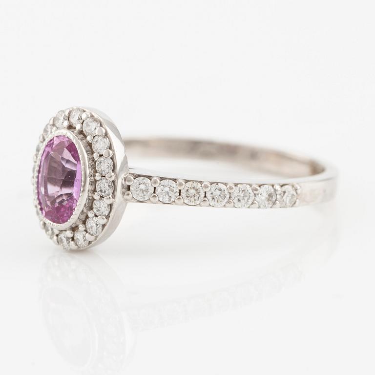Ring in 14K gold with a pink faceted sapphire and round brilliant-cut diamonds.