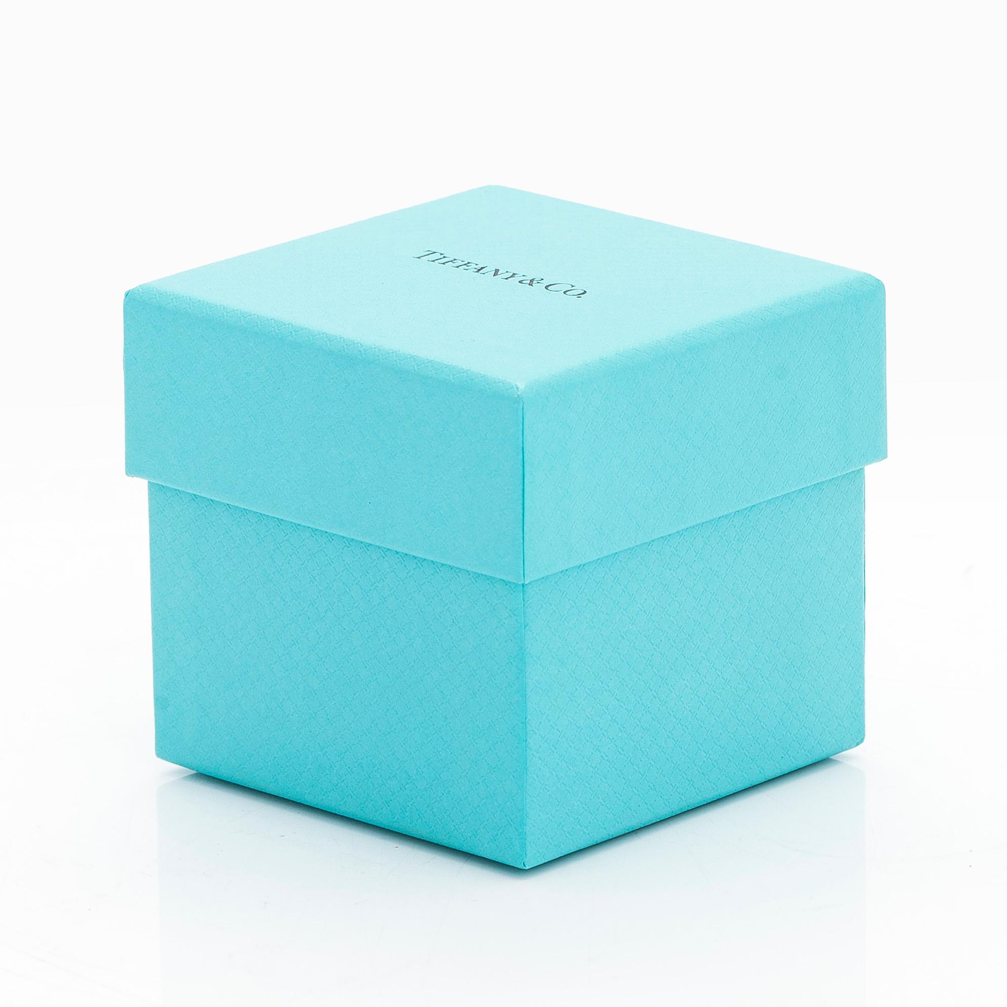 Tiffany & Co, sormus, platinaa, briljanttihiottu timantti noin 0.90 ct kaiverruksen mukaan.