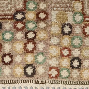 Barbro Nilsson, MATTA, "Krabban, grå", flossa, ca 496 x 277,5 cm (varav 45 cm är kompletterat på varje långsida), signerad AB MMF BN.