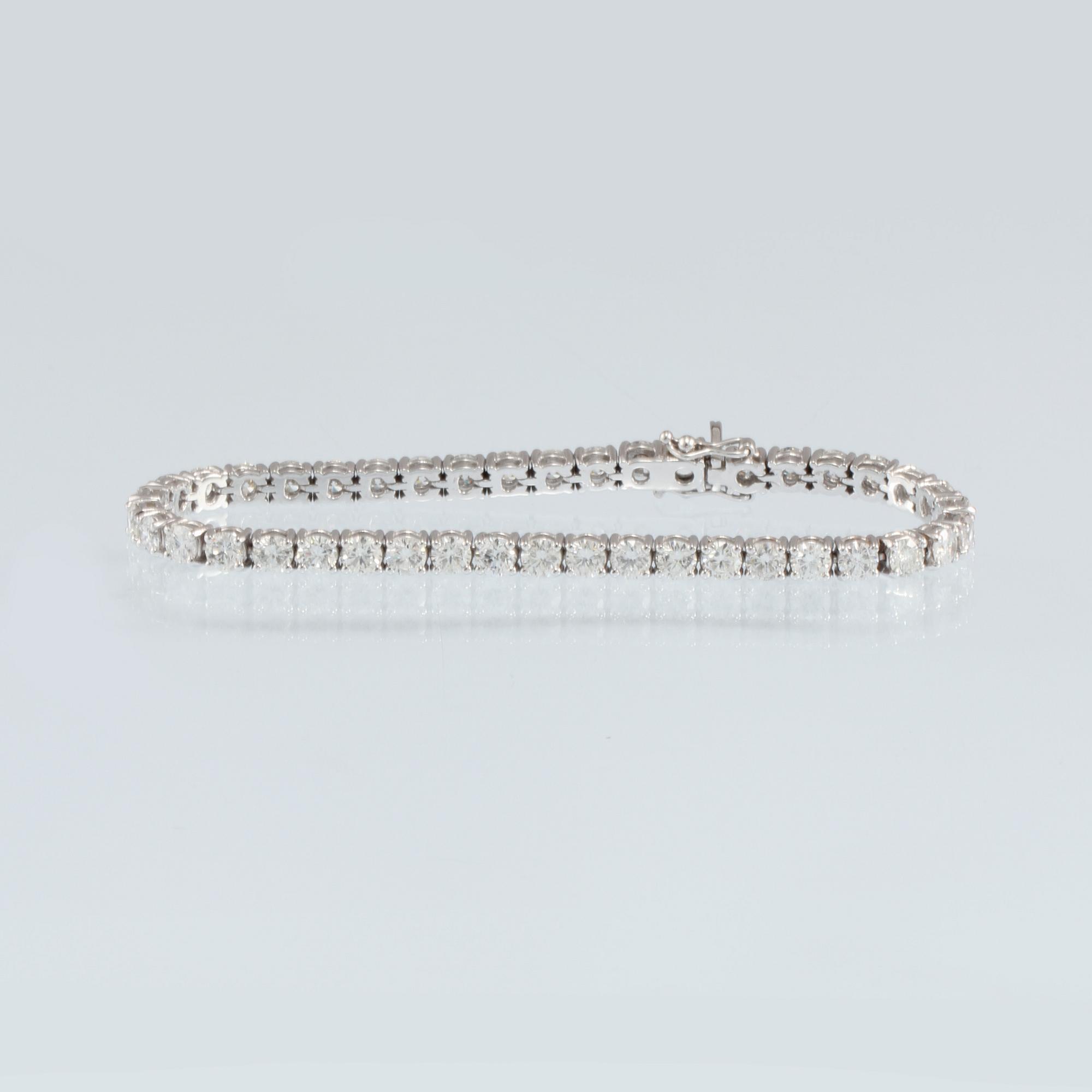 ARMBAND, 18K vitguld med briljantslipade diamanter totalt 9.50 ct, stämplat Milano, Italien. Vikt 16,3 gram.
