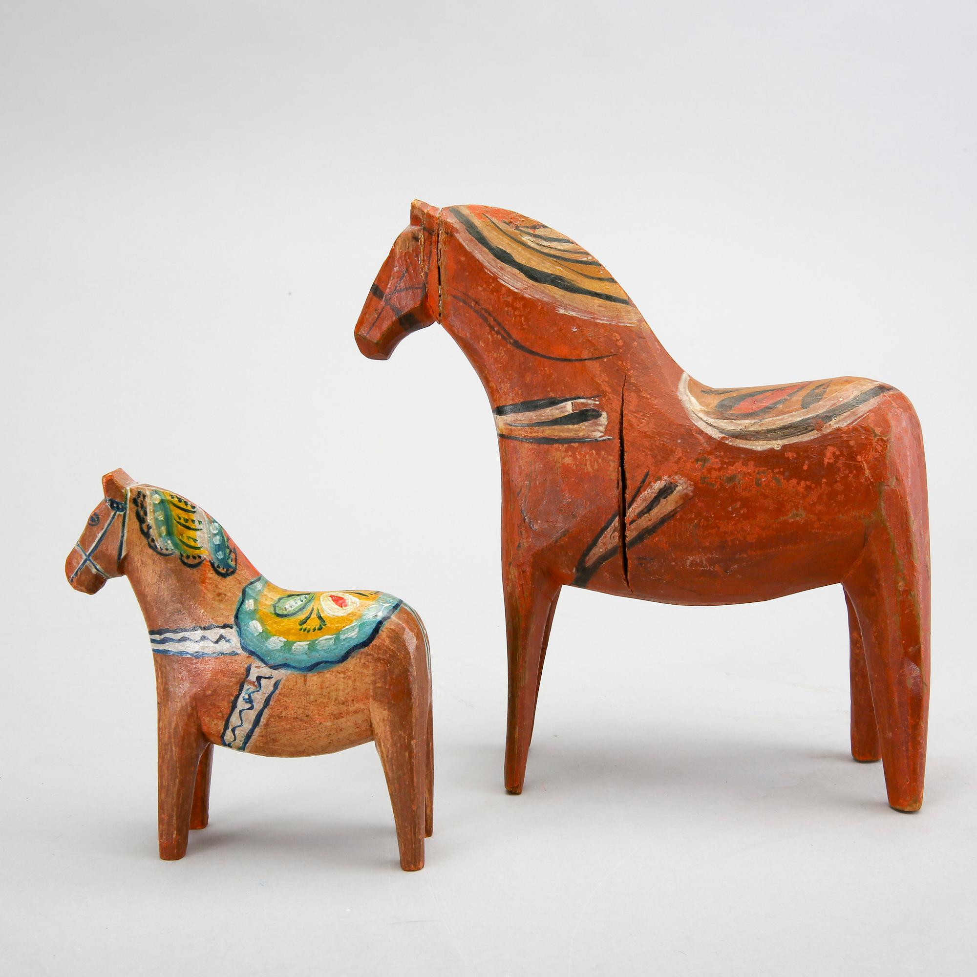 Dalahästar, 2 st, Troligen Nisser-gården Vattnäs, bär påskrift och årtal 1901 samt 1925.