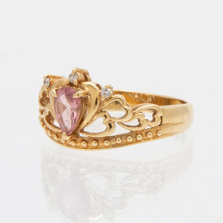 Ring 18K guld, briljantslipade diamanter samt päronformad briljantslipad rosa sten, troligen topas.