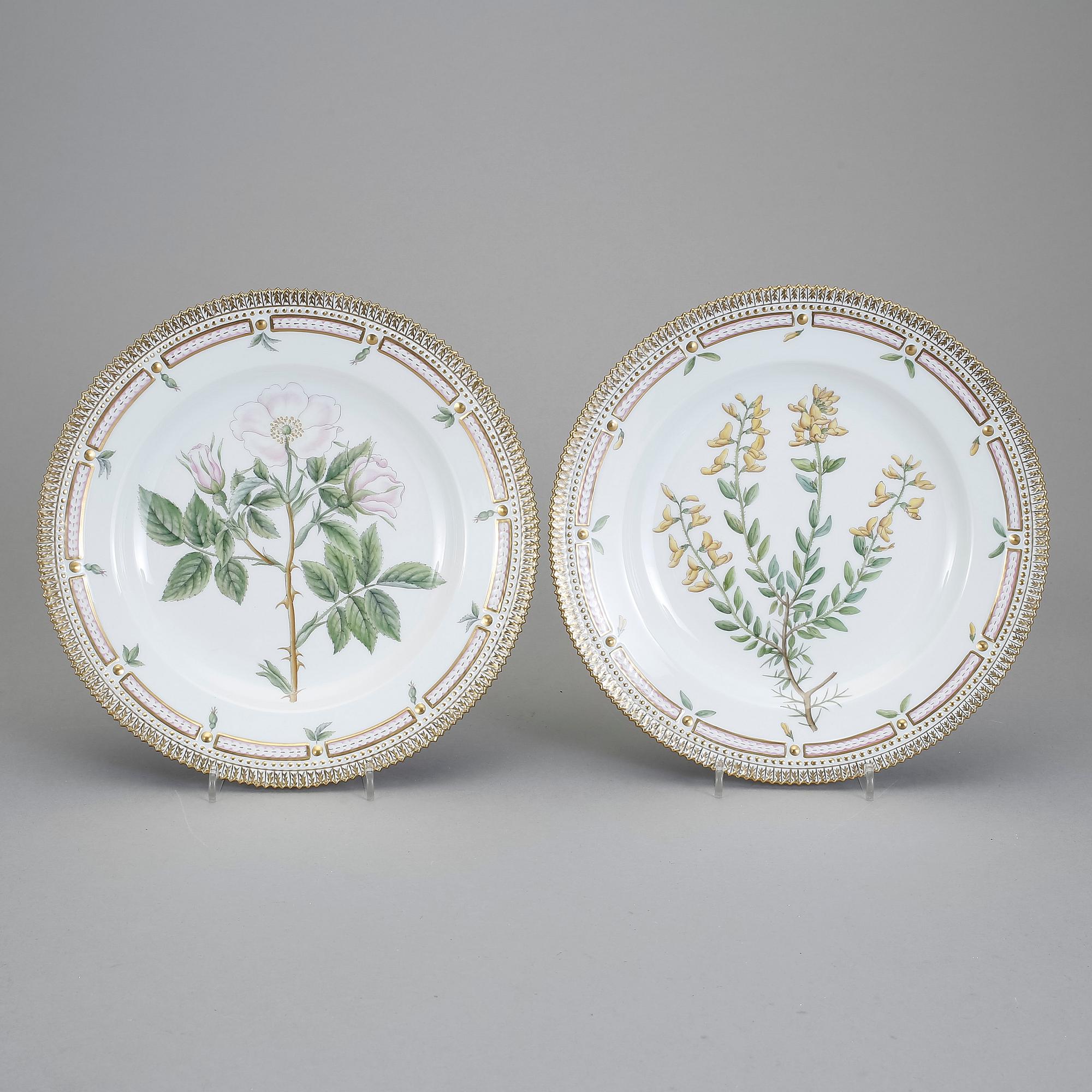 TALLRIKAR, 2 st, porslin. "Flora Danica", Royal Copenhagen.