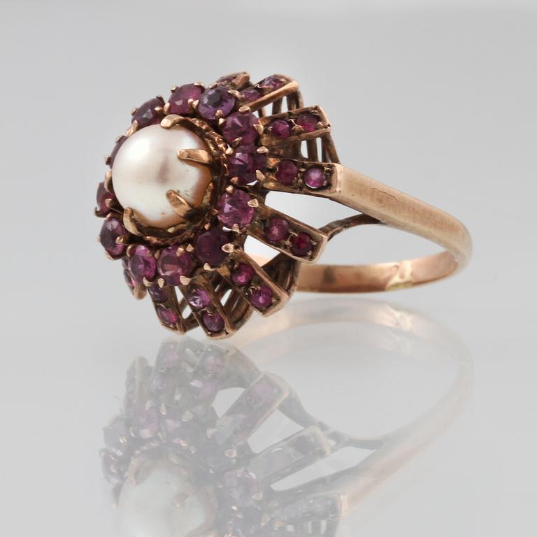 RING, 14K guld med odlad pärla och rosa safirer. Vikt 4,3 gram.