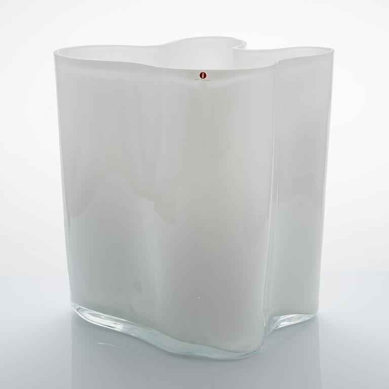 Alvar Aalto, vas, modell 3031, signerad Alvar Aalto 3031.