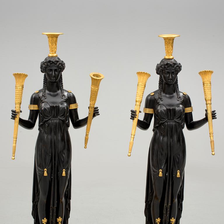 KANDELABRAR, ett par, för tre ljus, empirestil, 1900-tal.