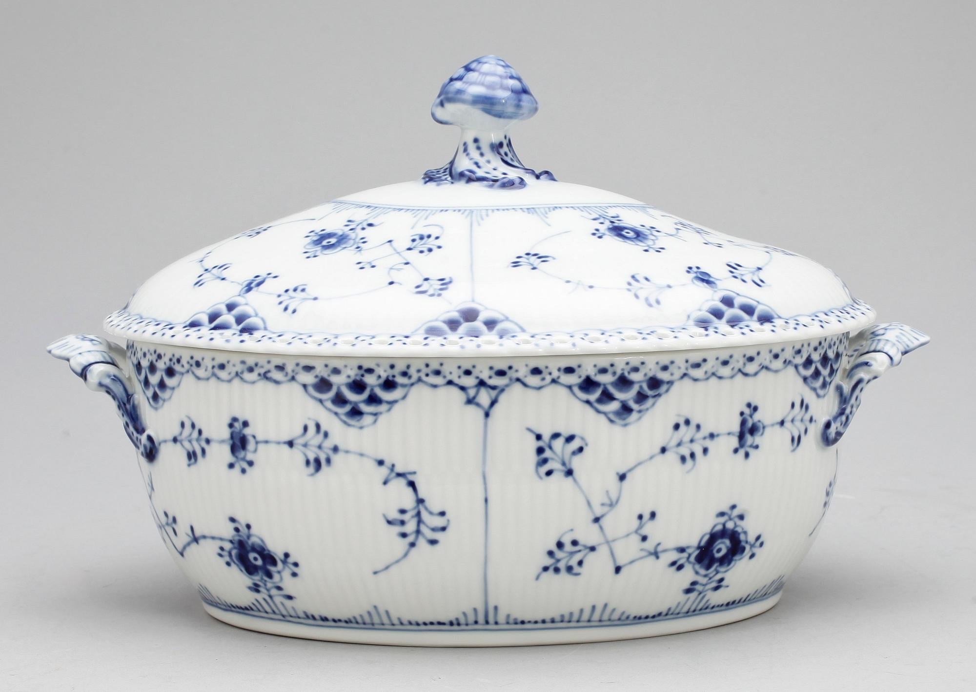 TERRIN MED LOCK, porslin, Musselmalet, Royal Copenhagen, 1900-tal.