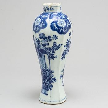 A blue and white vase, Qing dynasty, early 18th century.