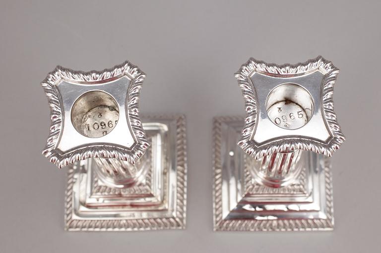 LJUSSTAKAR, ett par, silver, London, England 1896.