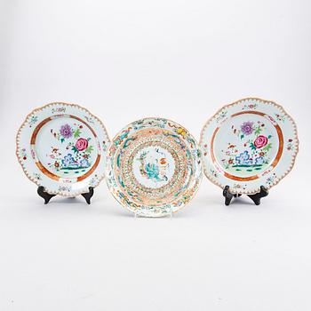 A set of 2+1 Cjinese porcealin Qing Dynasty plates.