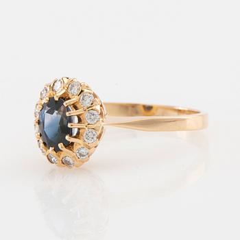 Ring Carmosé 18K gold with an oval faceted sapphire and round brilliant-cut diamonds.