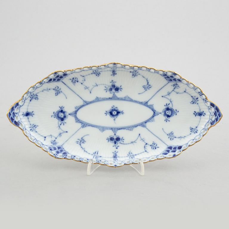 Fat, tre stycken, samt ett par vaser, porslin, "Musselmalet helblond", Royal Copenhagen, 1900-tal.