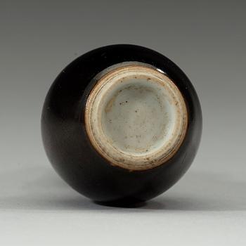 A black-glazed double gourd vase, Qing dynasty, 19th century.