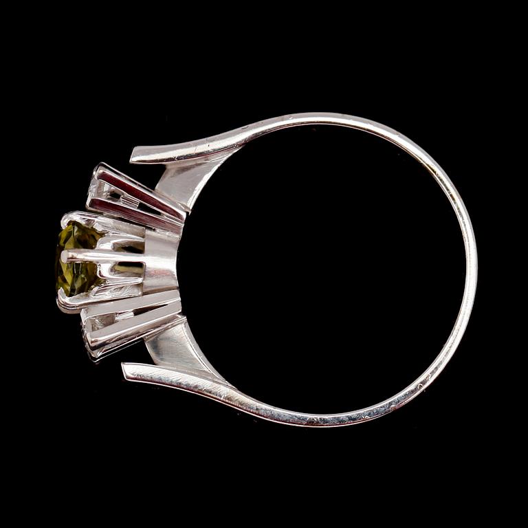 RING, 18 k vitguld, peridot, 4 briljantslipade diamanter tot 0,20 ct. H&Å, 1974.