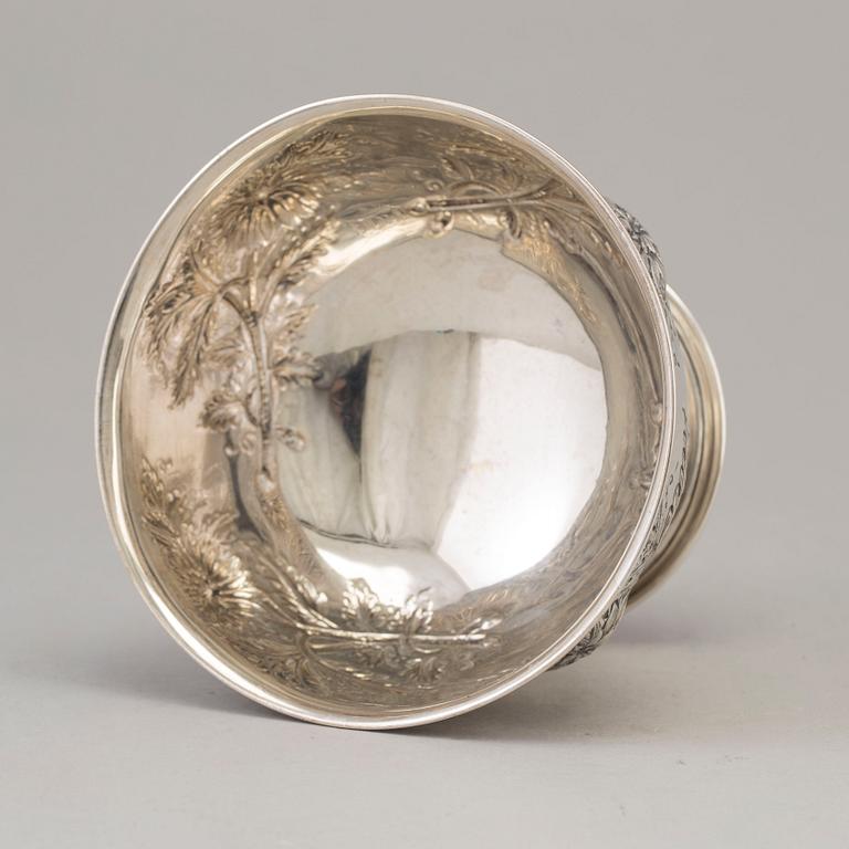 A footed silver bowl decorated with flowers, maker's mark Mappin & Webb. London 1904.