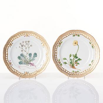 Dessertallrikar, tre stycken, porslin. Royal Copenhagen, 'Flora Danica', Danmark, omkring 1900.