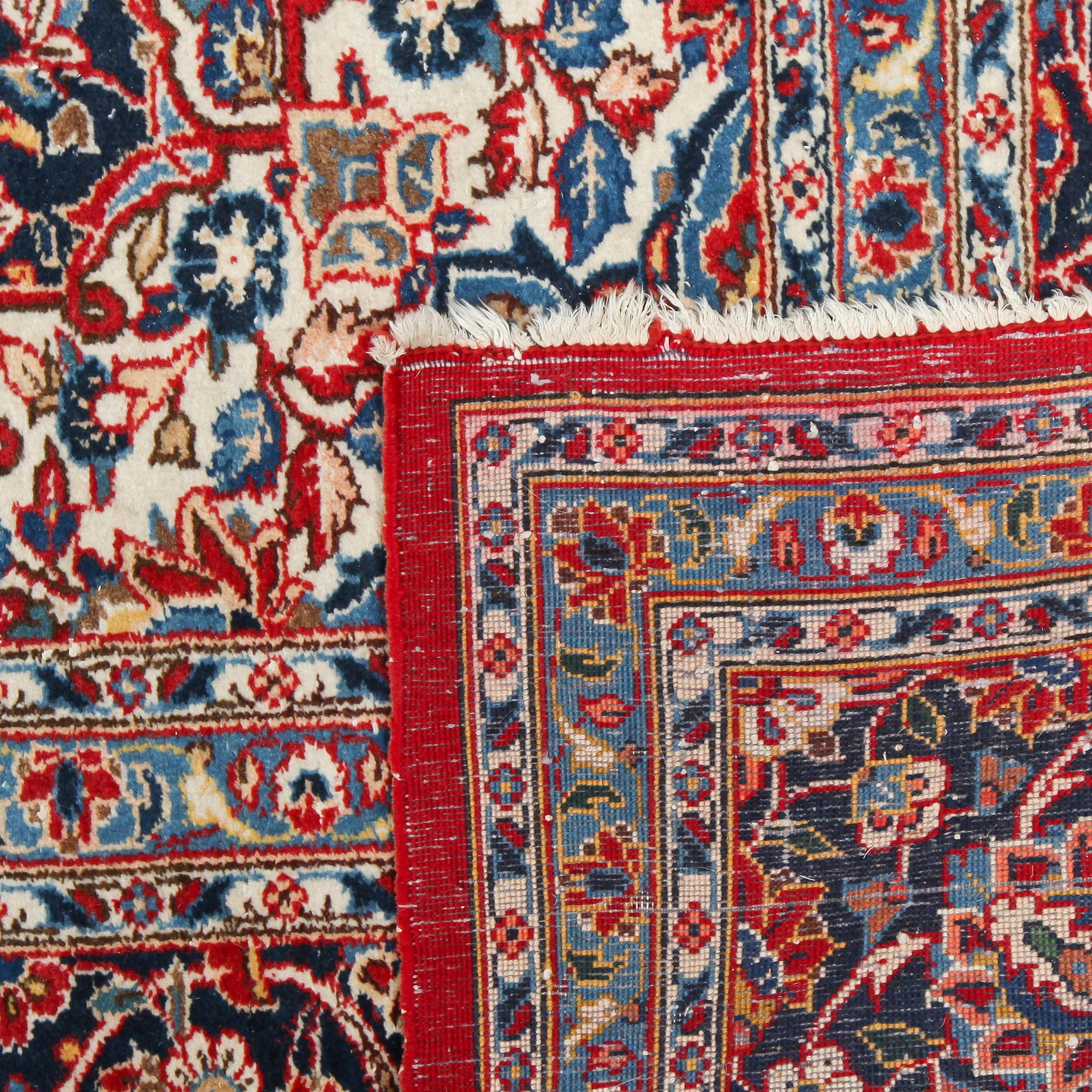 MATTA , 1900-talets sista del, möjligen Meshed, 350 x 255 cm, signerad.