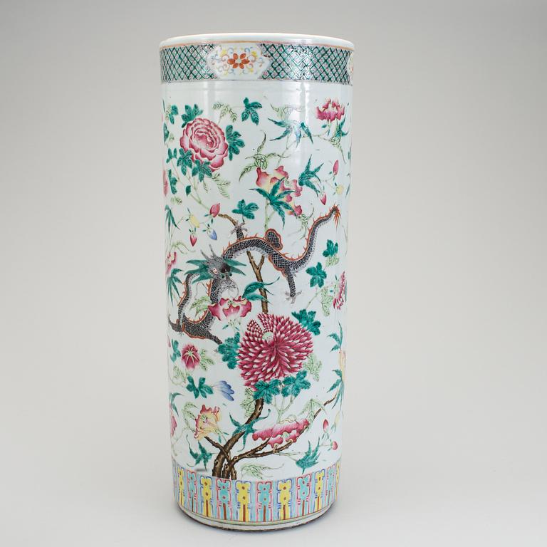 A large famille rose umbrella stand, late Qing dynasty, circa 1900.