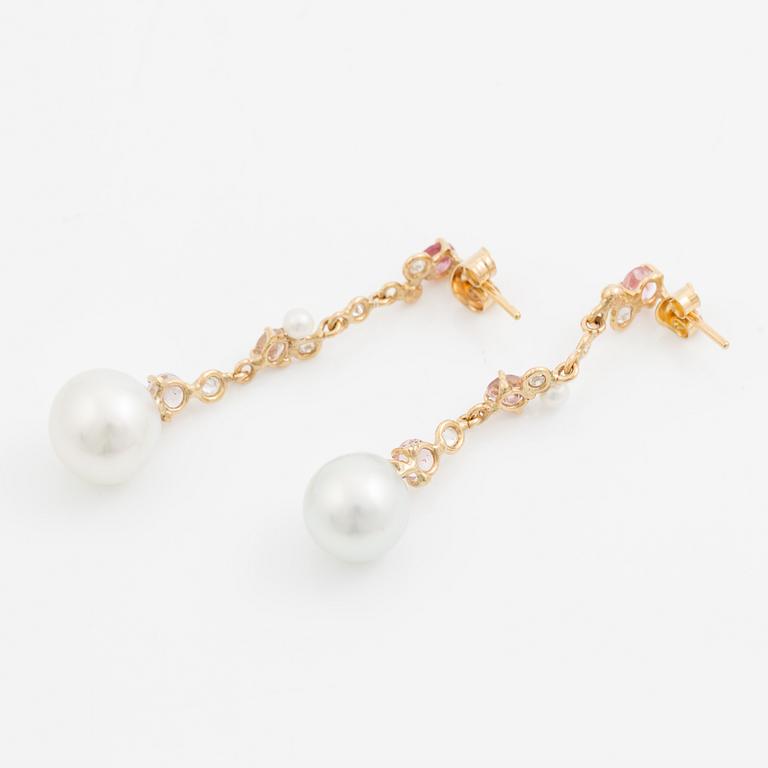 Örhängen, Mandelstam, 18K guld med odlade Söderhavspärlor, briljantslipade diamanter och rosa turmaliner.
