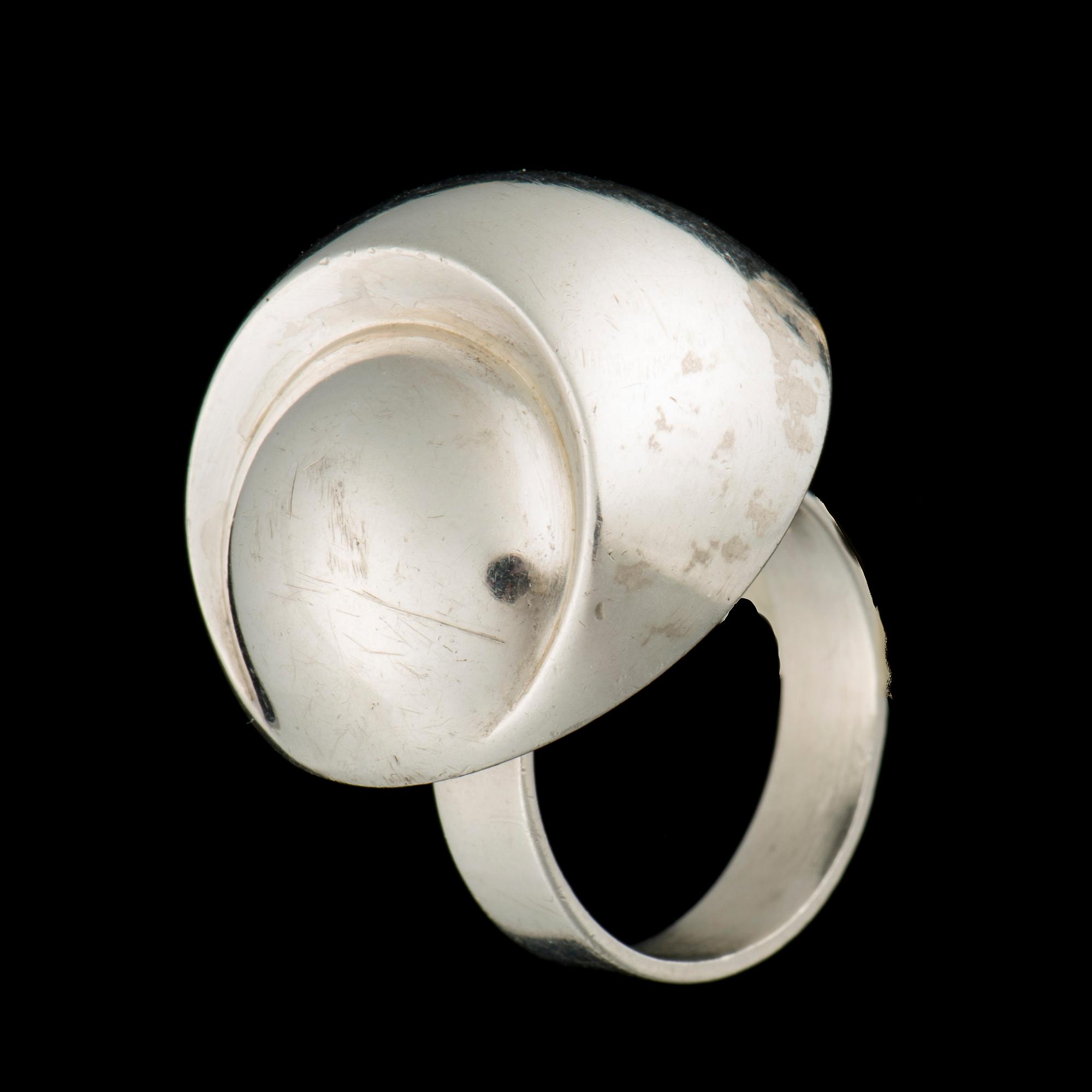 ARMBAND OCH RING, silver, Åbo 1965 samt 1972. Totalvikt 40,0 g.