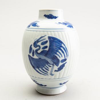 A blue and white tea caddy, Qing dynasty, Kangxi (1662-1722).