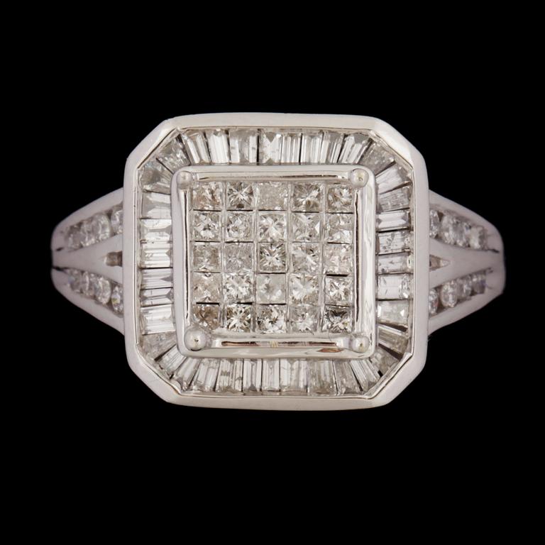 RING, 14k vitguld med princess- och baguetteslipade diamanter tot ca1,50ct. Vikt 5,3g.