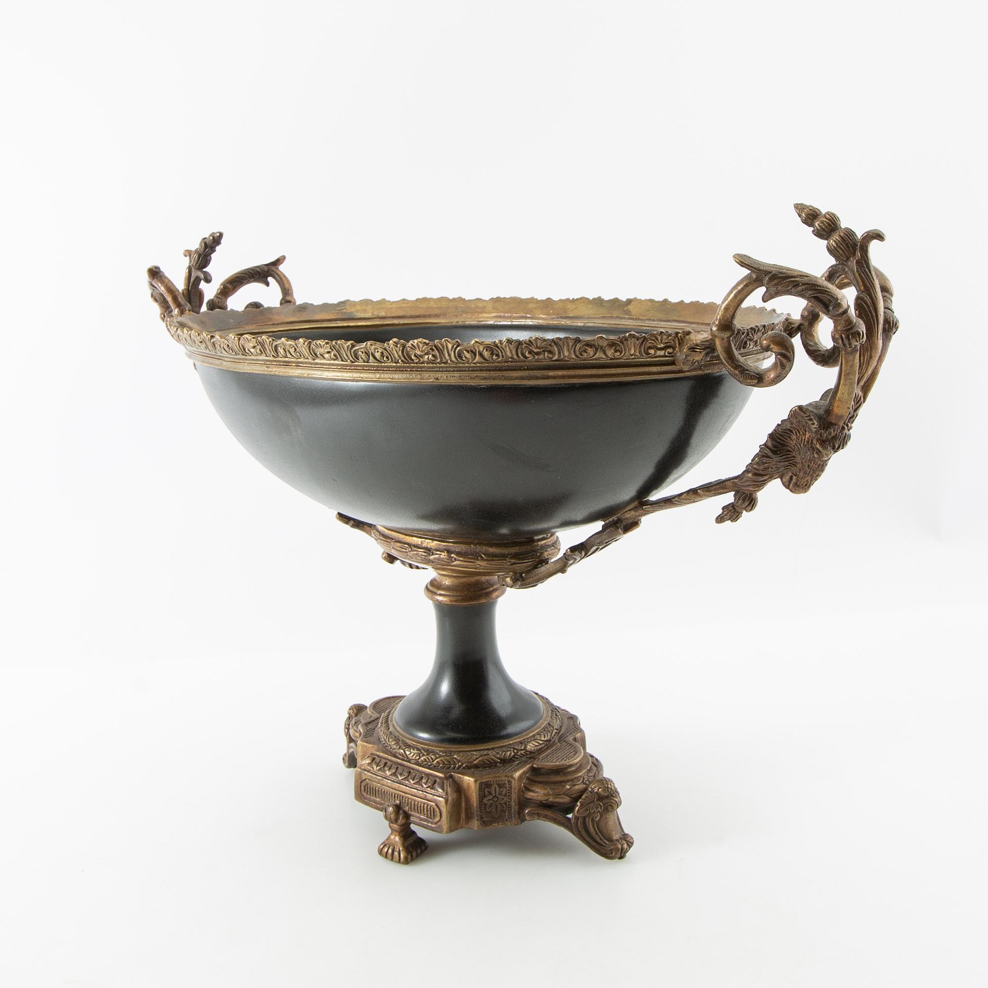 Bowl on foot Louis XVI style, first half of the 20th century.