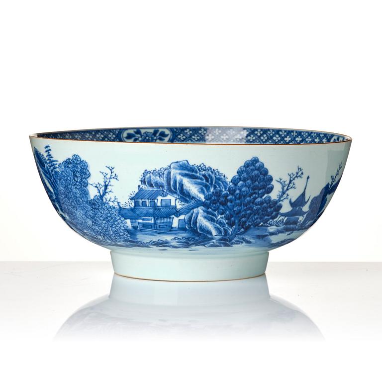 A large blue and white bowl, Qing dynasty, Qianlong (1736-95).