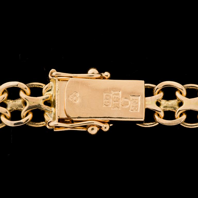BERLOCKARMBAND, 18 k guld med 6 berlocker i 18 k guld. Vikt ca 18 g. Samt 2 berlocker i förgylld silver.