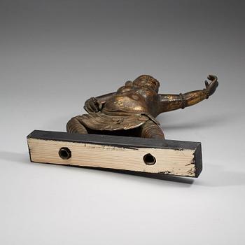 STÅENDE GUDOM, förgylld kopparlegering. 1700-tal, troligen Mongoliet.