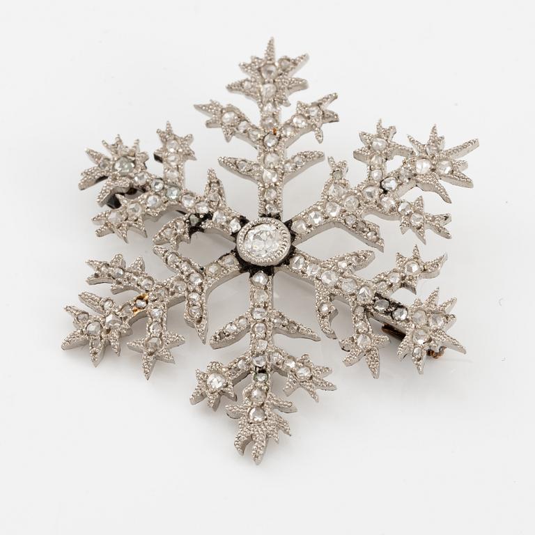 Brosch i form av en snöflinga, design av Alma Pihl, för Fabergé.
