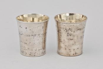 BÄGARE, ett par, silver, Carl Fredrik Seseman, Arboga 1816. Totalvikt ca 168 gram.