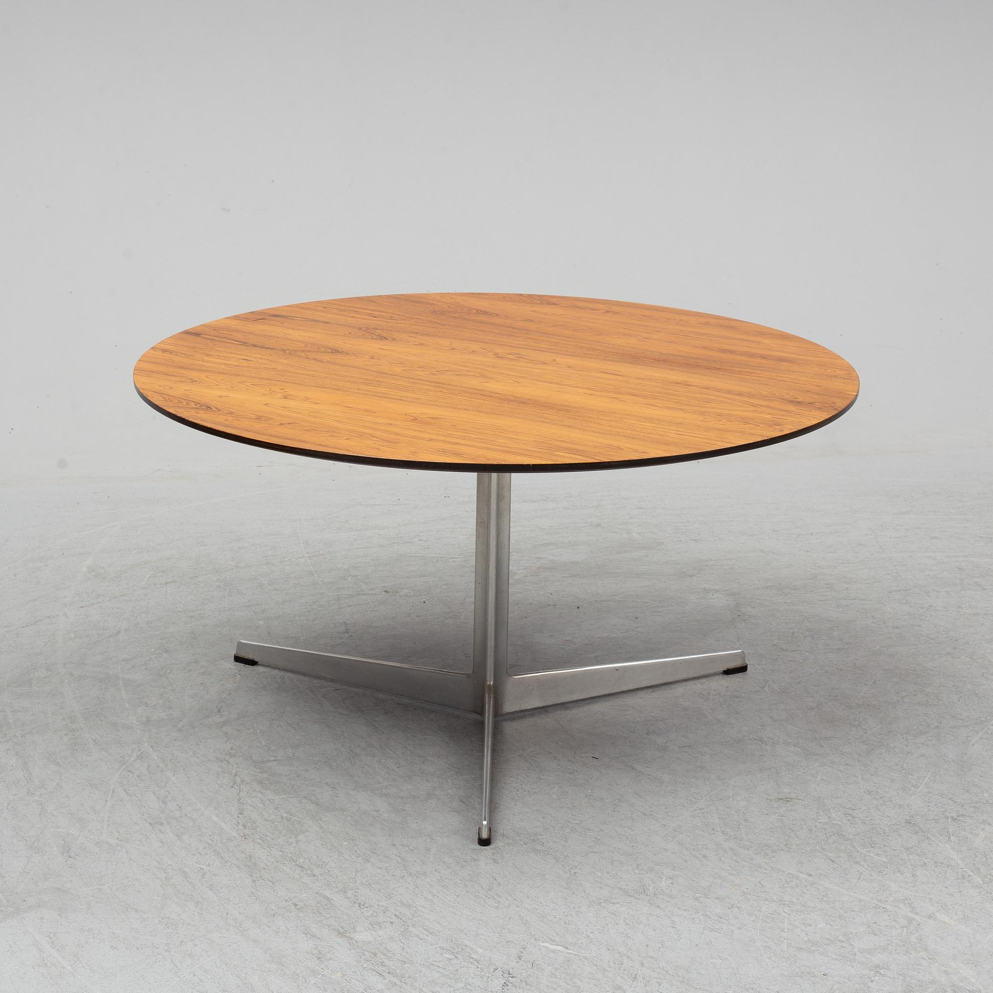 ARNE JACOBSEN, soffbord, Fritz Hansen. Danmark.