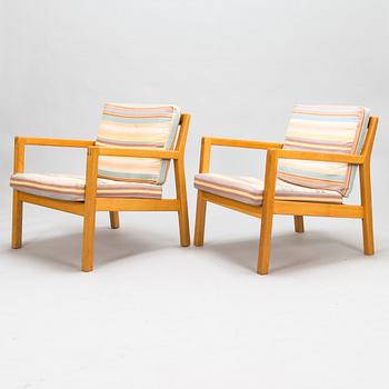 Carl Gustaf Hiort af Ornäs, A pair of mid-20th-century armchairs, "Rialto" manufacturer Puunveisto Oy - Träsnideri Ab.