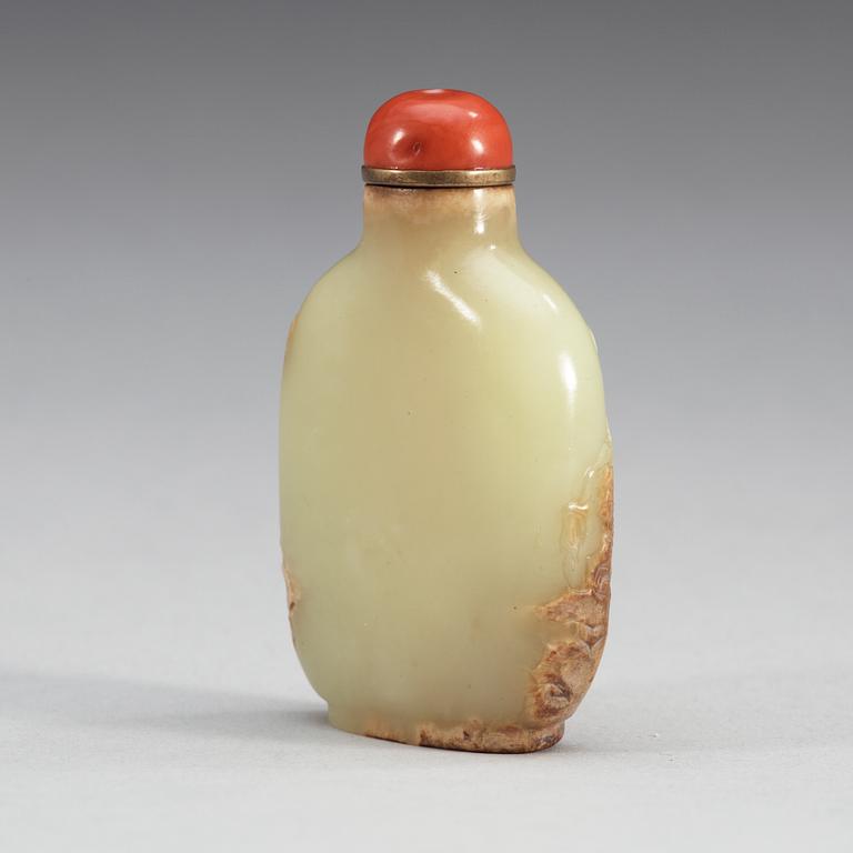 A finely carved nephrite snuff bottle with stopper, Qing dynasty (1644-1912).
