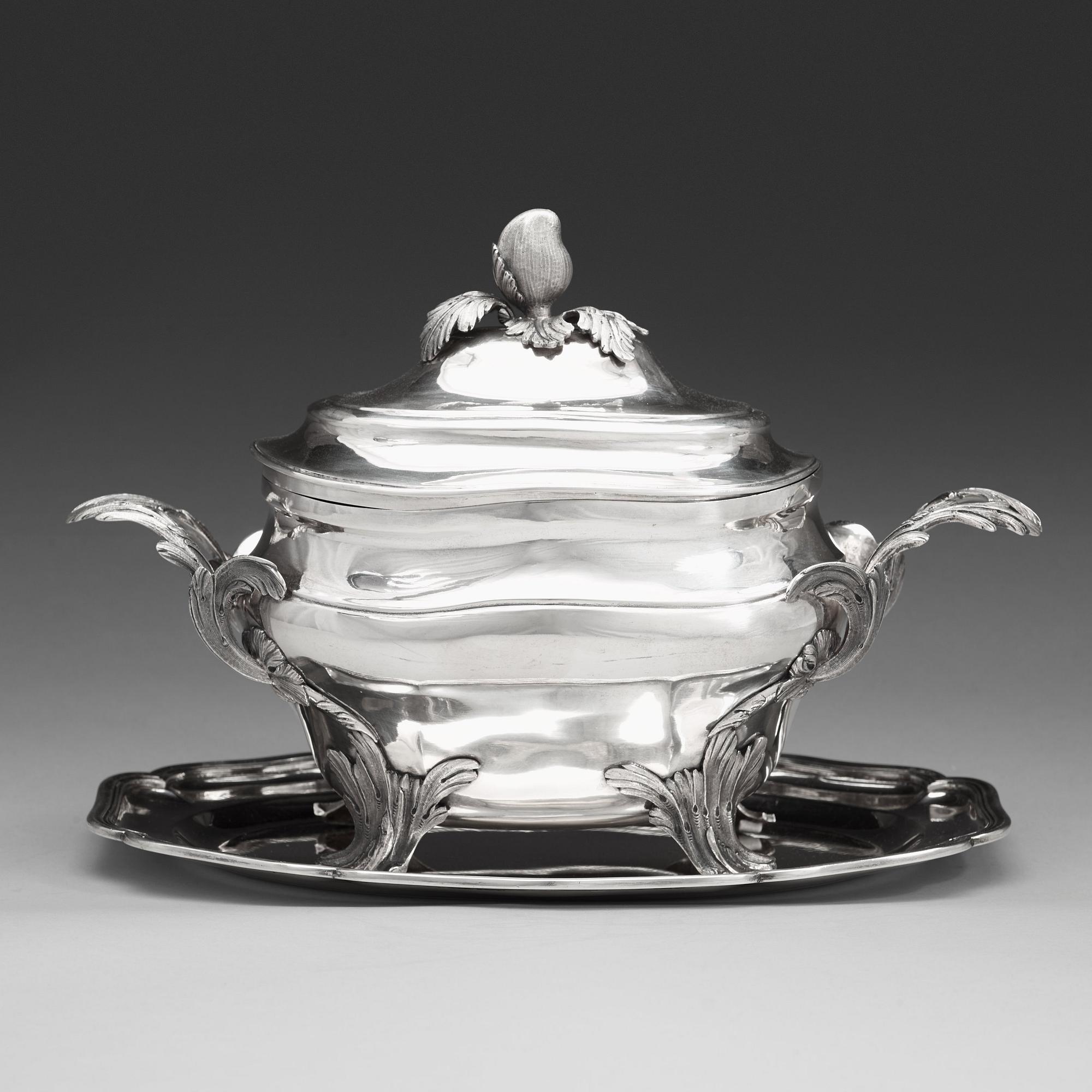 BERNT ERLANDSSON, Kristianstad 1909, terrin med lock och fat, silver, rokoko-stil.