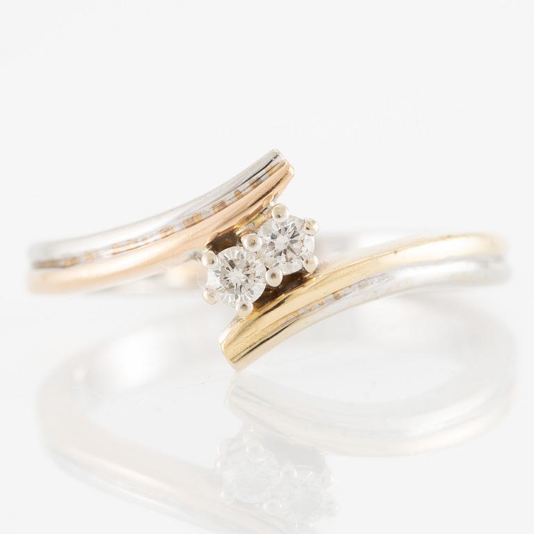 Ring in 14K gold and white gold set with two brilliant-cut diamonds.