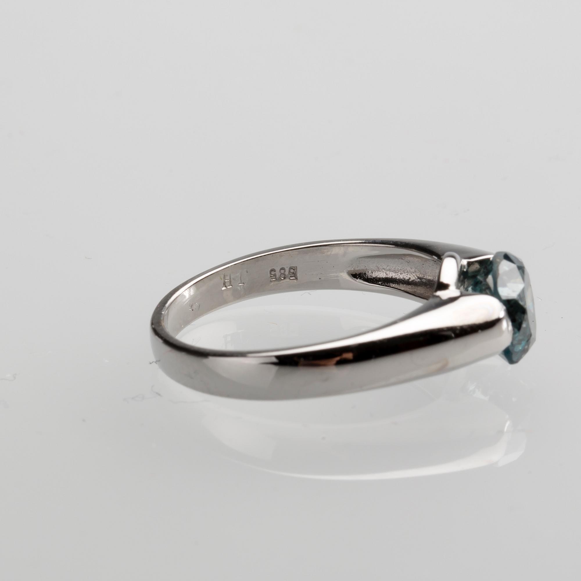 RING, 14 k vitguld med syntetisk blå diamant, ca 1.00 ct. Vikt ca 4 g.