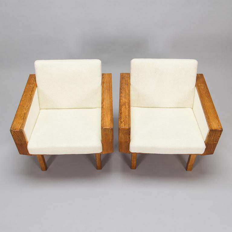 A pair of 1960's armchairs.