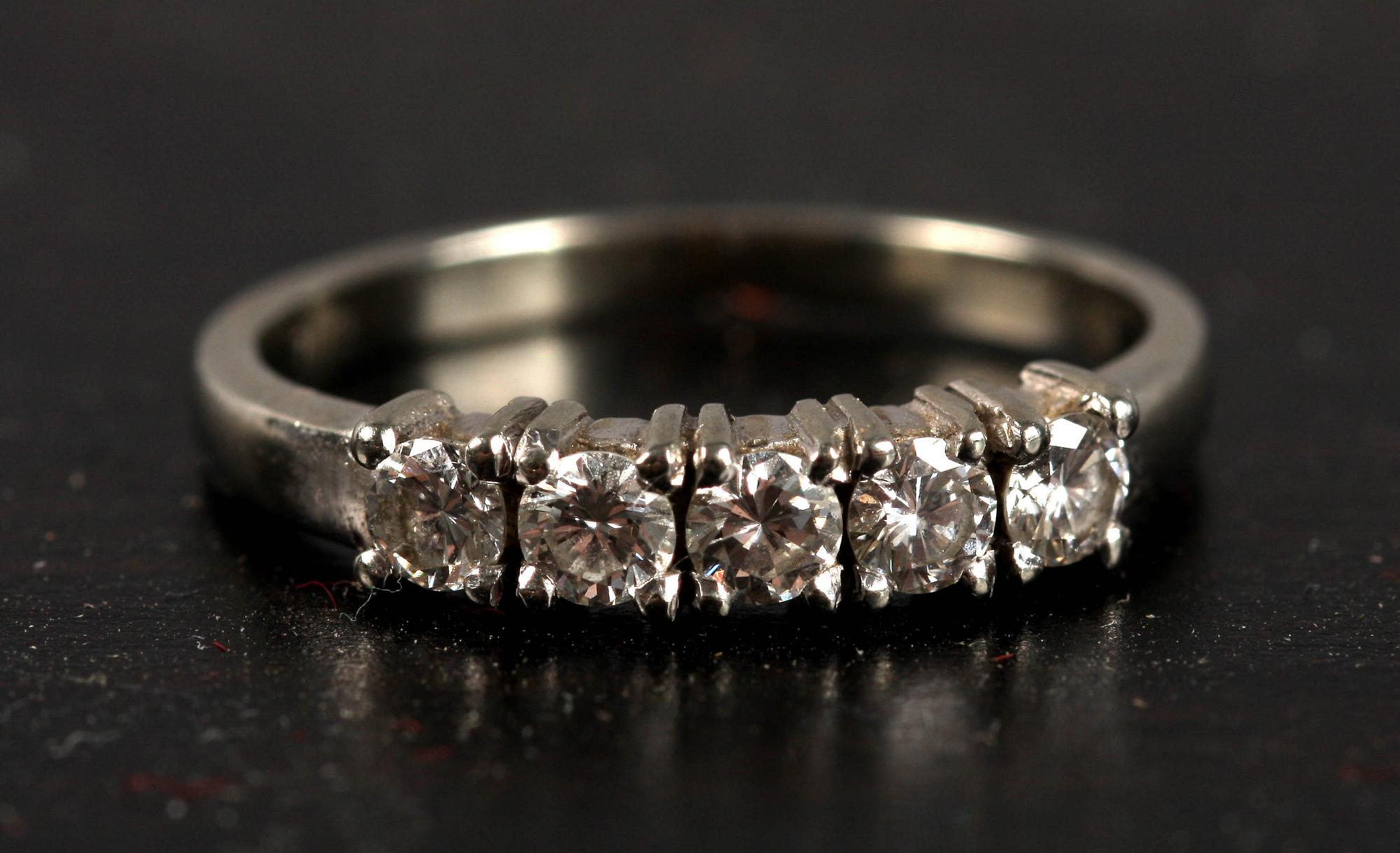 RING, 18 K vitguld med 5 briljantslipade diamanter, tot 0.41 ct enl gravyr.