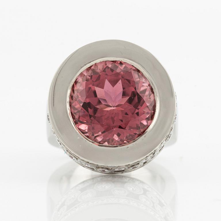 A Gaudy platinum ring set with a faceted tourmaline.