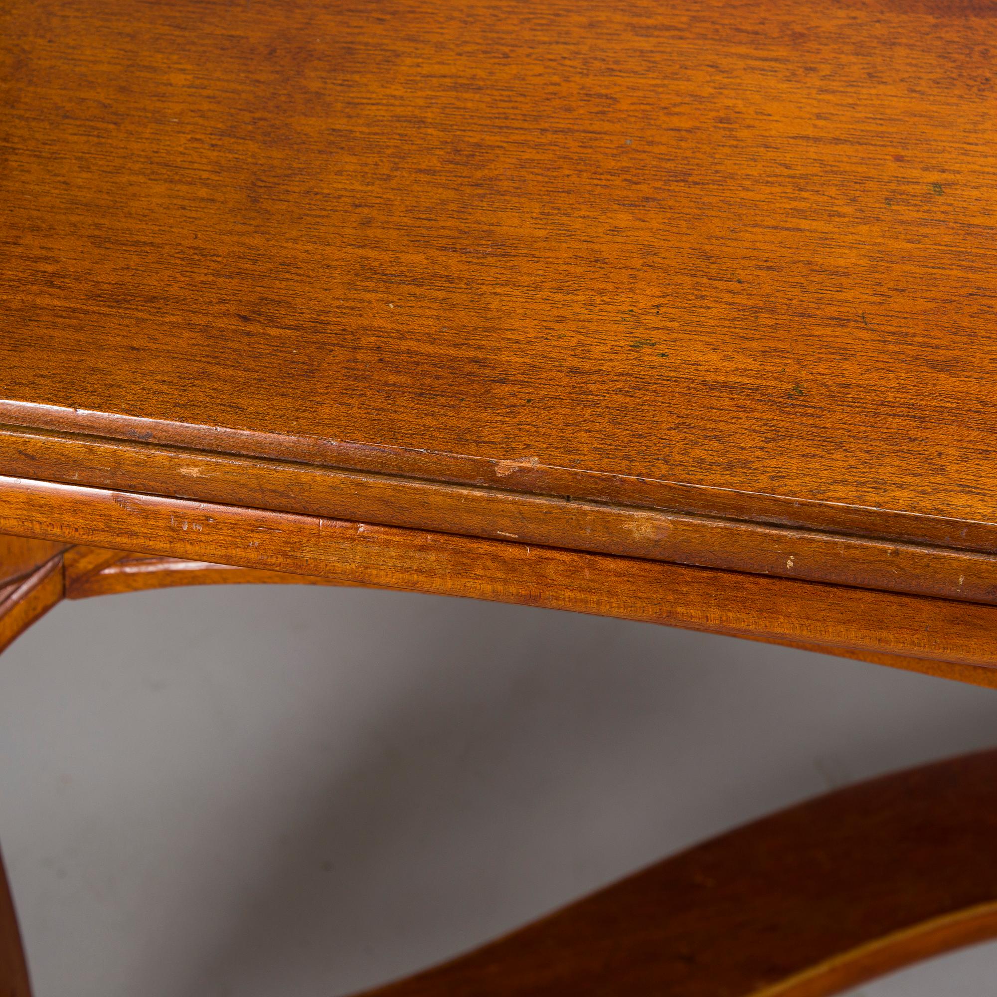 Karl Tirén, An Art Nouveau mahogany dining table with twelve chairs, A.B Naeslunds Möbelfabrik i Umeå, approx. 1901.