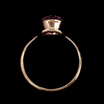 RING, guld 18K, fasettslipad lila sten. V.F.Tiihonen Villmanstrand 1952. Vikt 4,5 g.