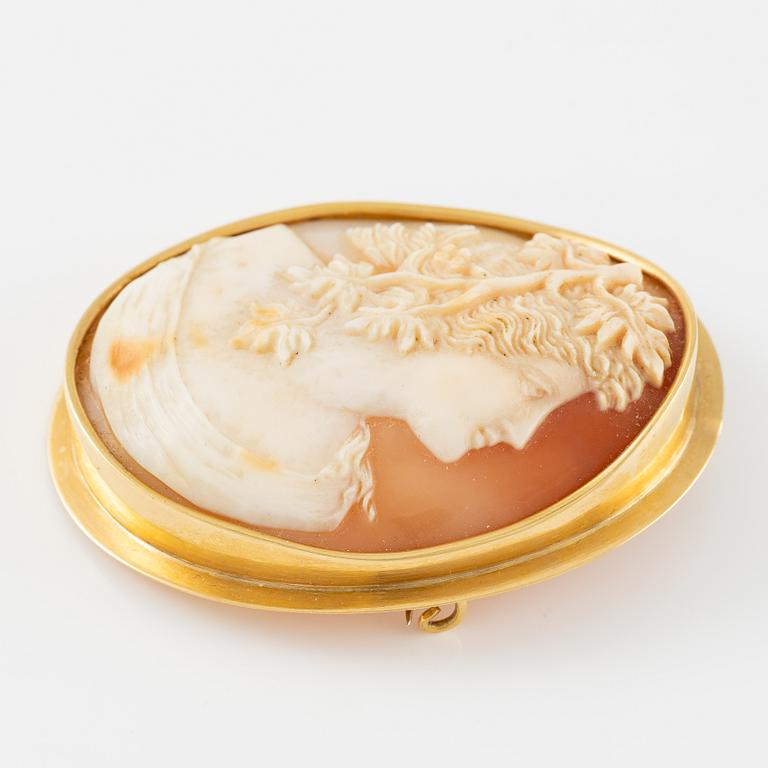Brooch/pendant 18K gold with shell cameo.