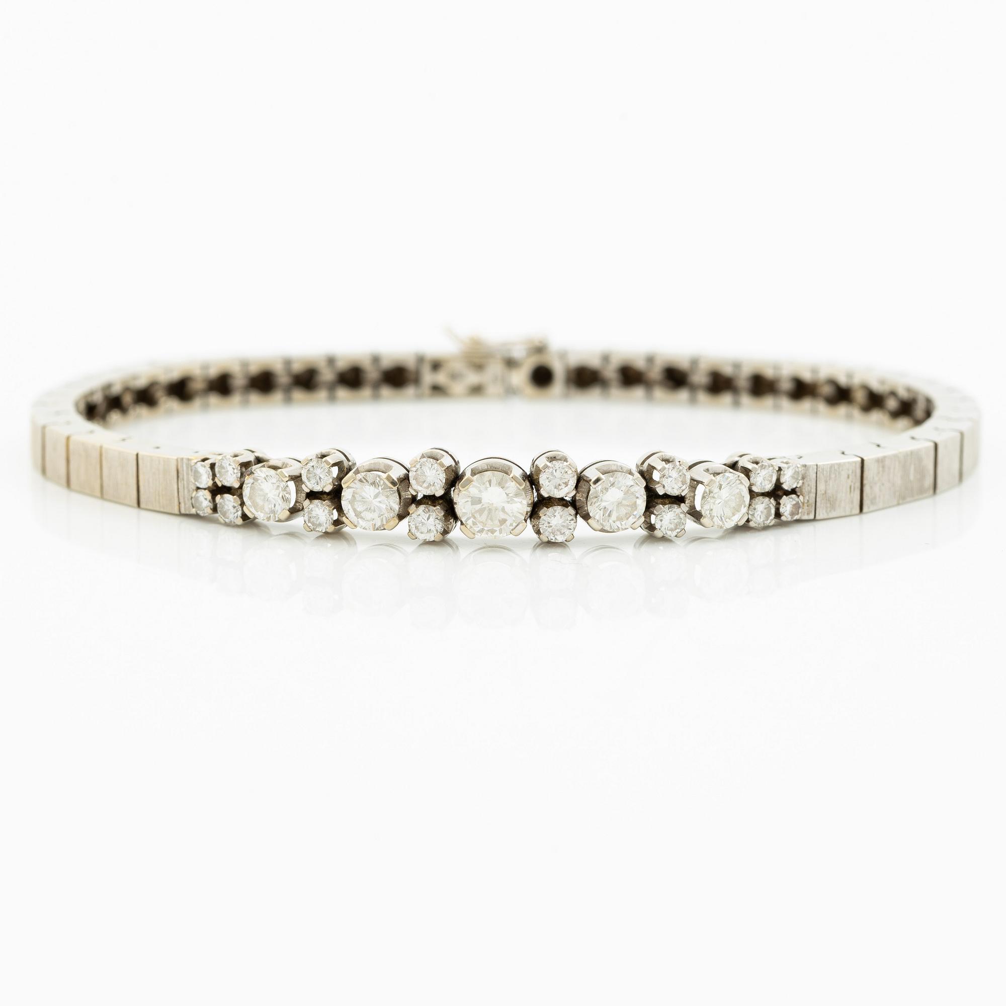 Bracelet 18K white gold with brilliant-cut diamonds.