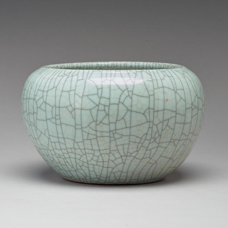 A ge-glazed bowl/censer, Qing dynasty.