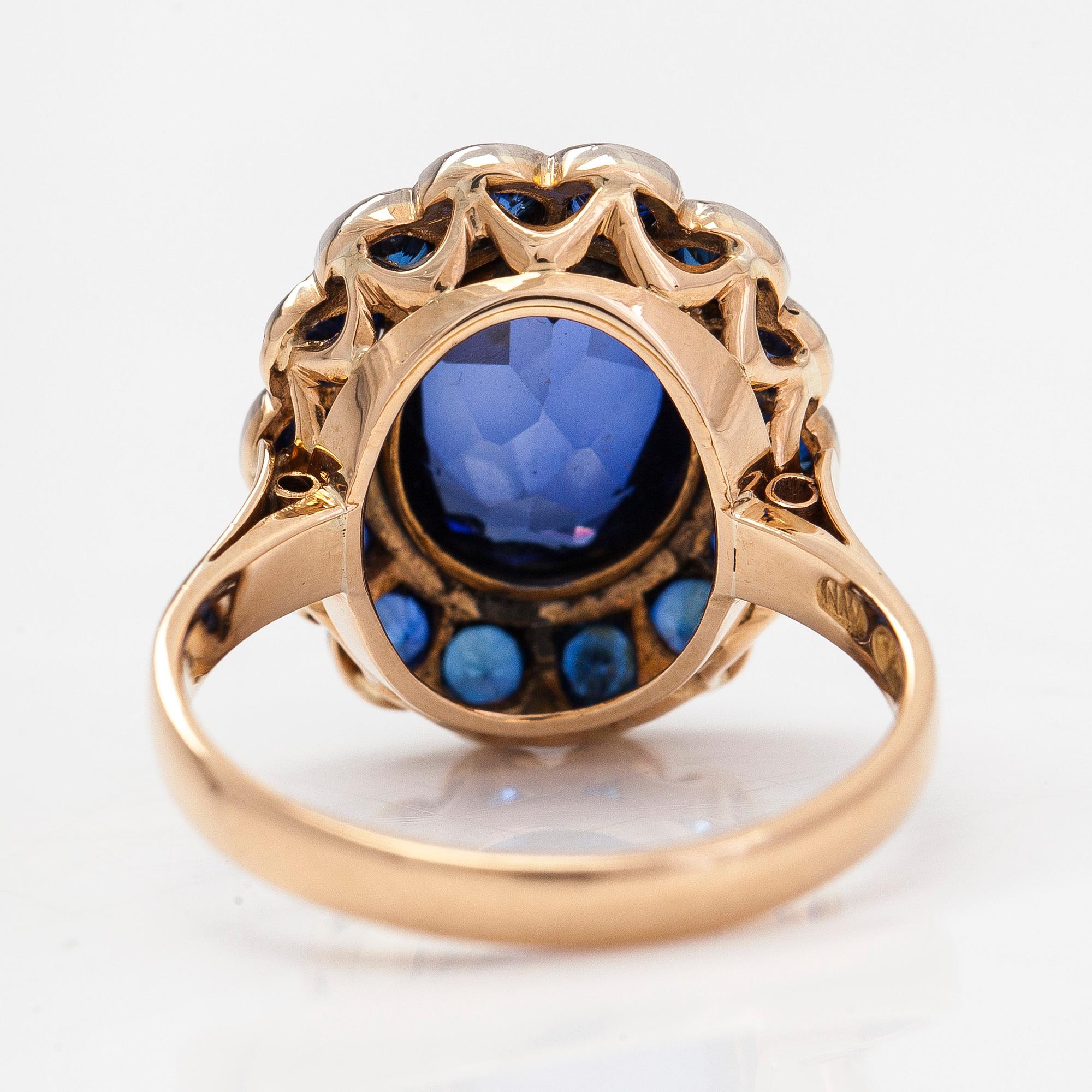 An 18K gold ring, sapphires and an oval synthetic sapphire. Westerback, Helsinki 1937.