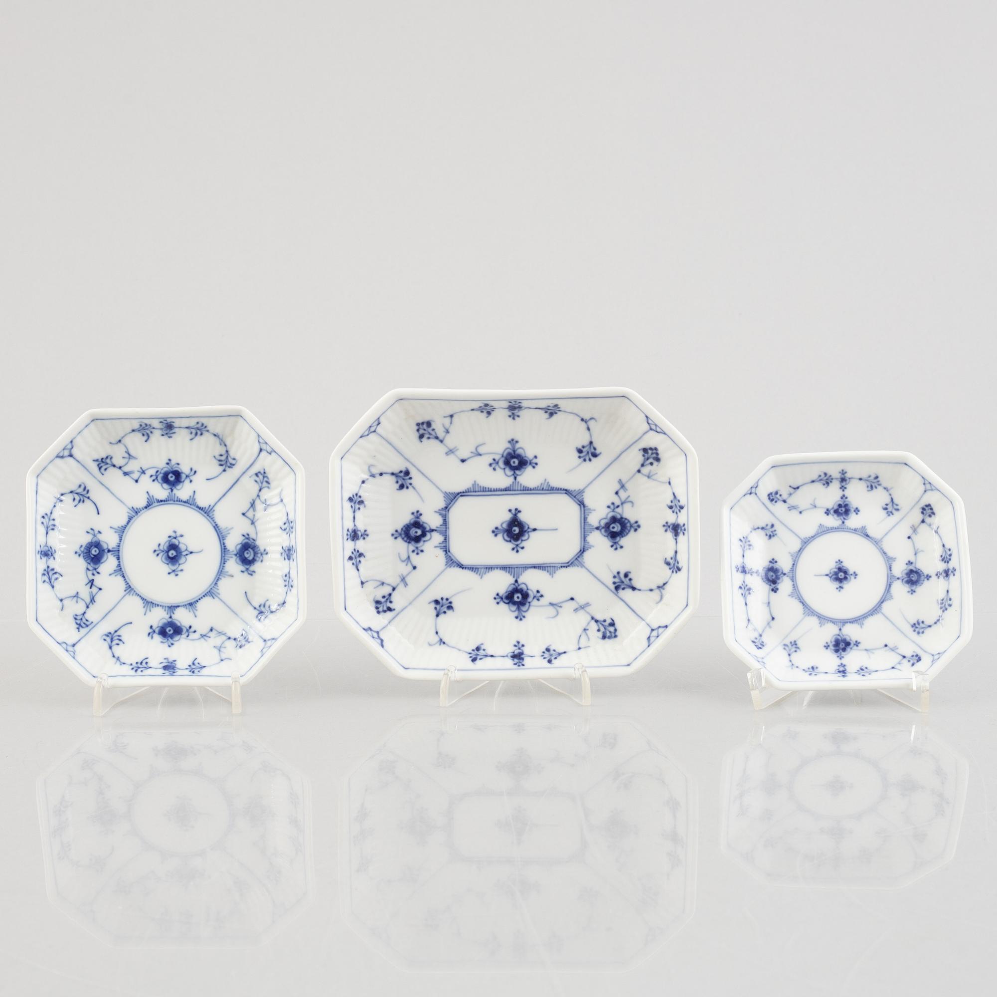 A group of three dishes and two bowls, 'Blue Fluted Plain'/'Musselmalet rifflet', Royal Copenhagen, 1898-1923 and later.