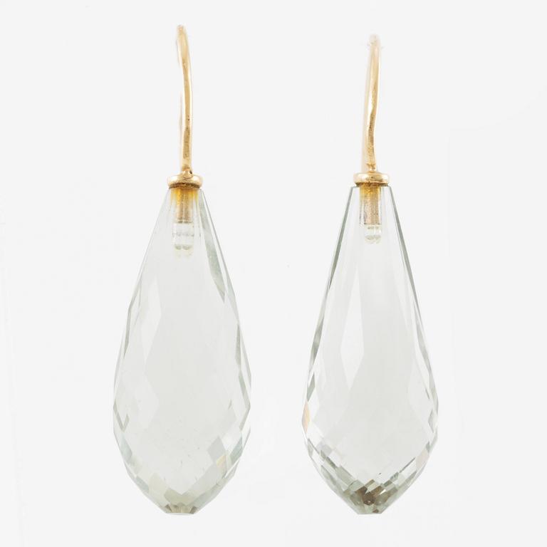 Earrings 18K gold with drop-shaped briolette-cut probably prasiolite.